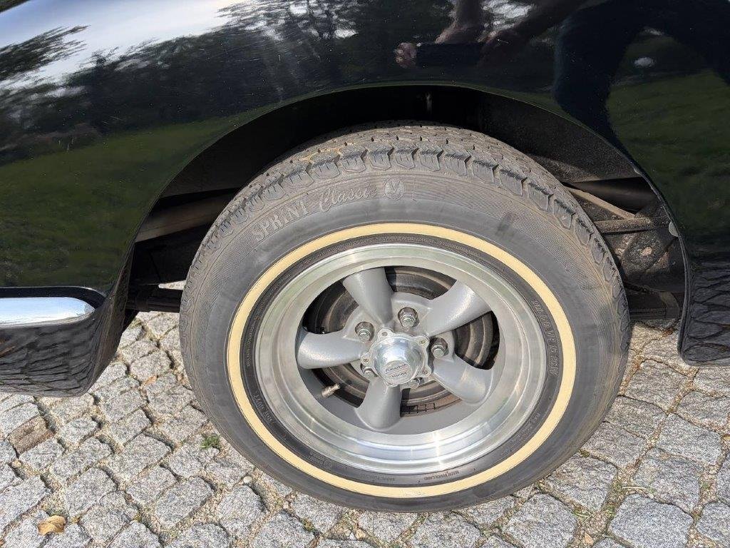 orvette C1 mit originalen Stahlfelgen und Spinner-Hubcaps