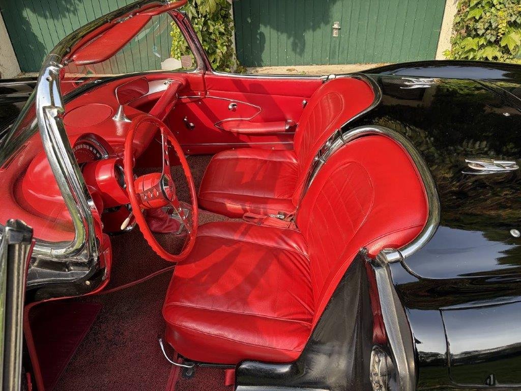 Corvette C1 Innenraum rot mit Armaturenbrett