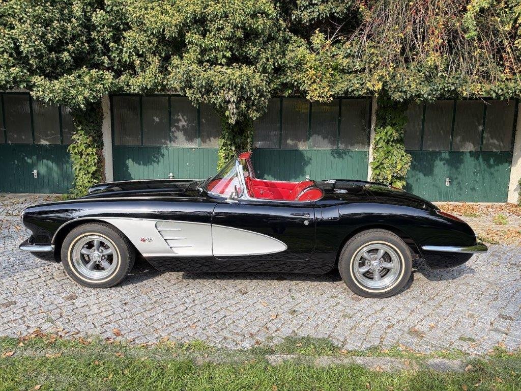 Chevrolet Corvette C1 1959 schwarz mit silbernen Coves – Seitenansicht