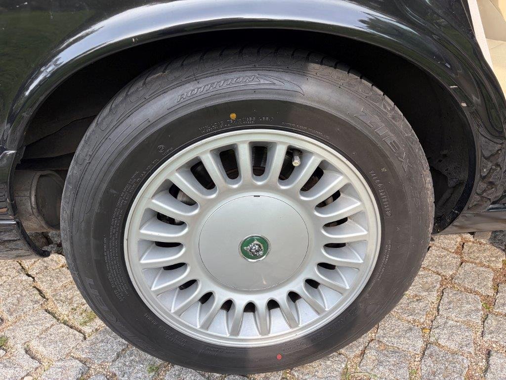 Jaguar XJR Leichtmetallfelge mit Jaguar-Nabendeckel