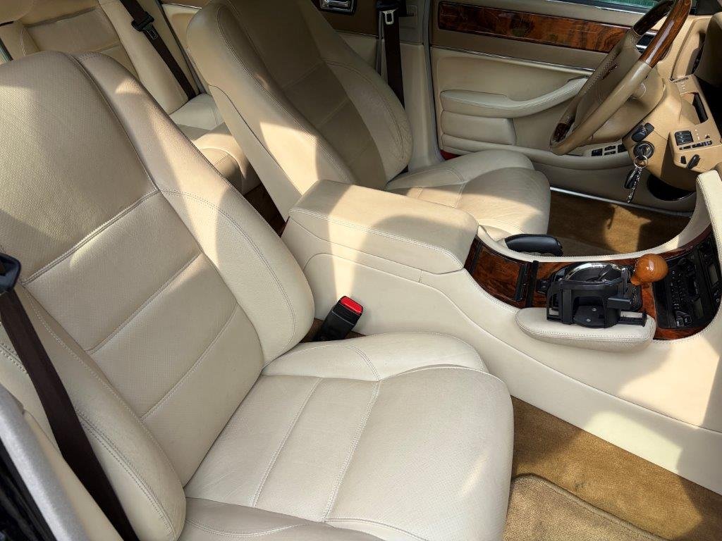Jaguar XJR Vordersitze aus Leder mit Mittelkonsole und Holz-Schaltknauf