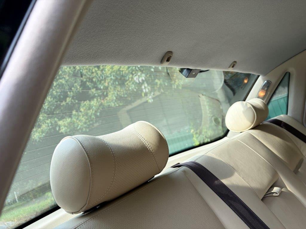Jaguar XJR Fond-Kopfstützen aus Leder vor der Heckscheibe
