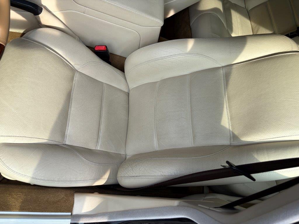 Jaguar XJR Vordersitze aus cremefarbenem Leder
