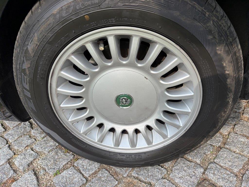 Jaguar XJR 16-Zoll-Leichtmetallfelge mit Jaguar-Emblem