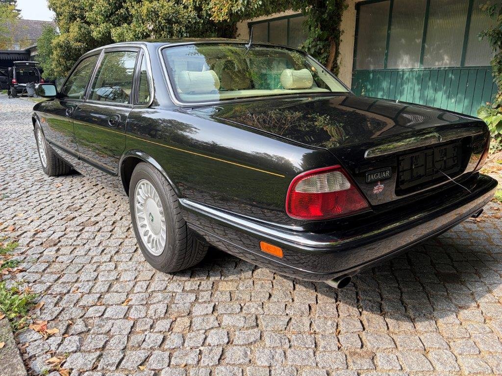 Jaguar XJR schwarz Heckansicht schräg von links
