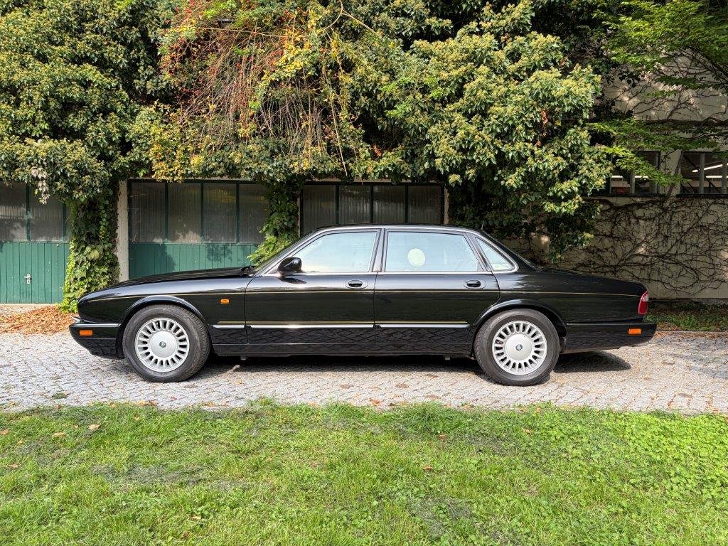 Jaguar XJR Limousine schwarz Seitenansicht von links