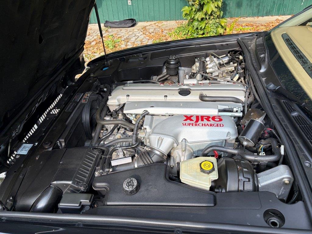 Jaguar XJR6 Supercharged Motorraum mit Kompressor-Sechszylinder