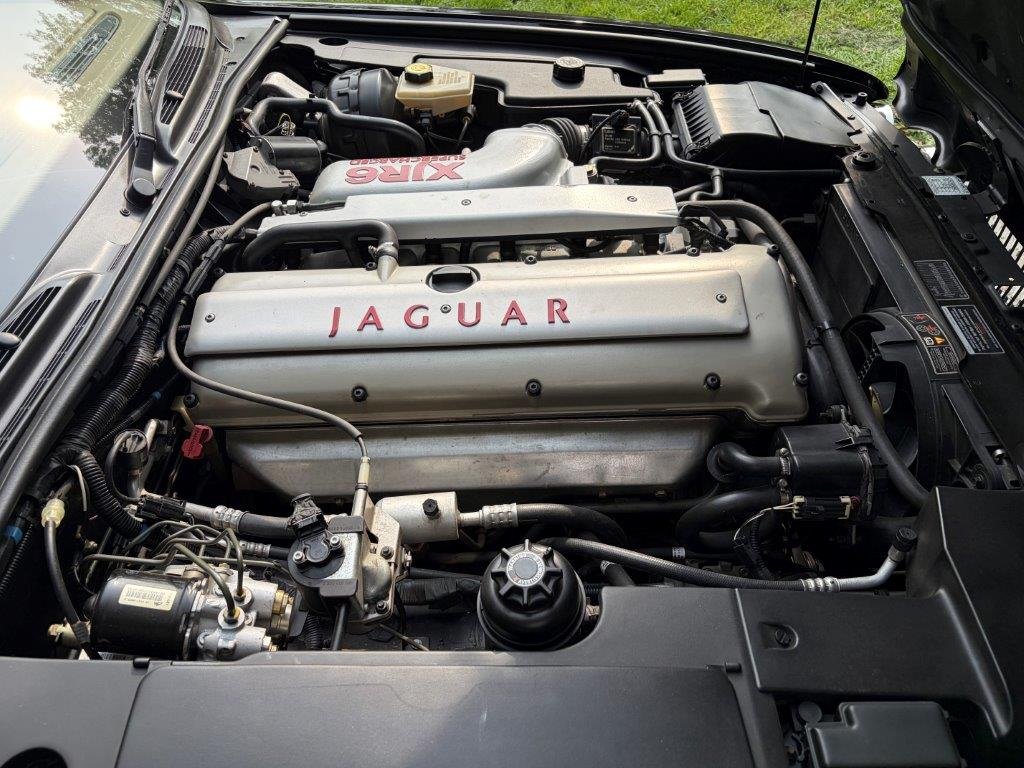 Jaguar XJR6 Supercharged Motor mit rotem Jaguar-Schriftzug