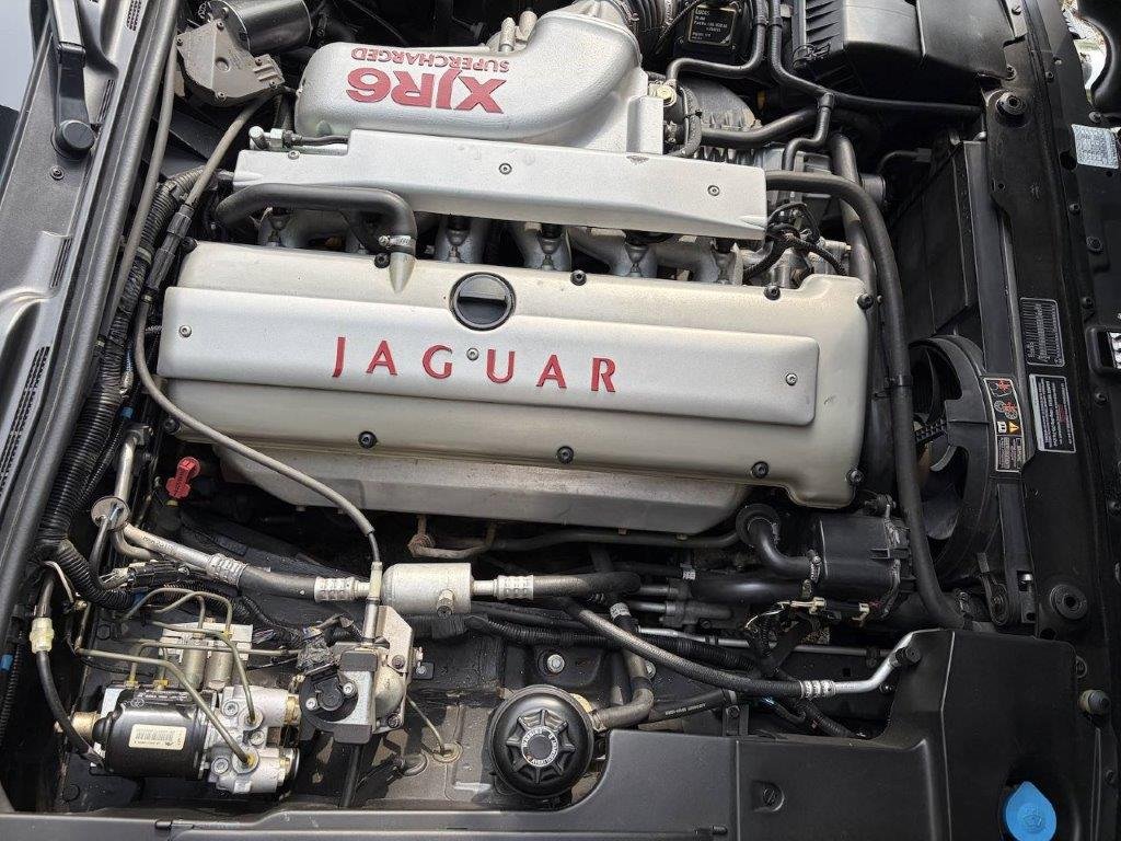 Jaguar XJR6 Supercharged Motor von oben