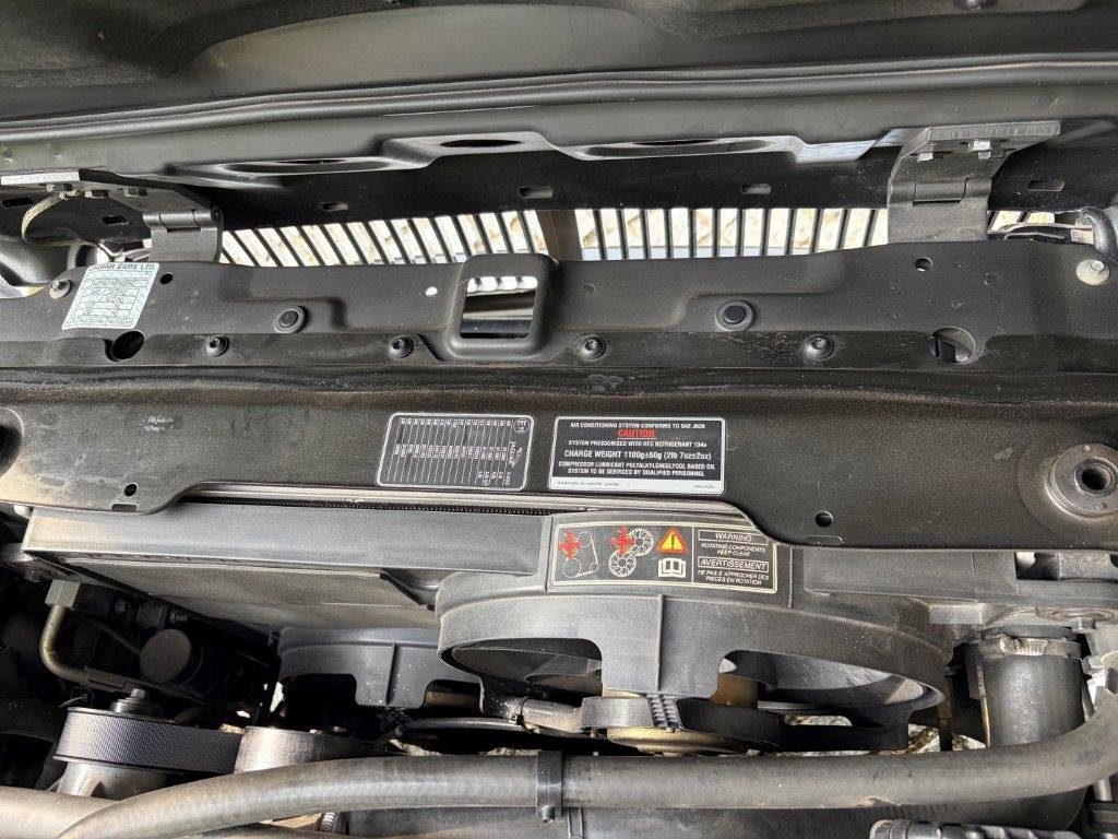 Jaguar XJR Kühler und Klimaanlagen-Hinweisschild im Motorraum