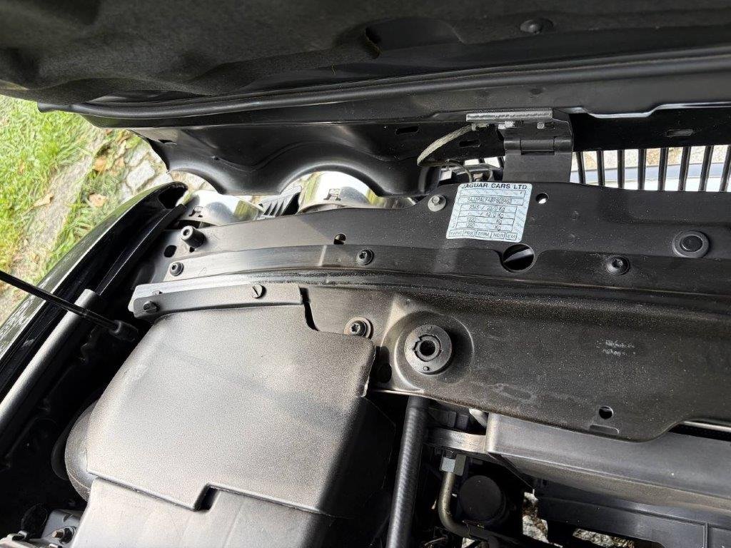 Jaguar Cars Ltd Typenschild im Motorraum