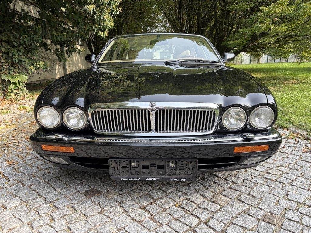 Jaguar XJR Frontansicht mit runden Doppelscheinwerfern und Chromgrill