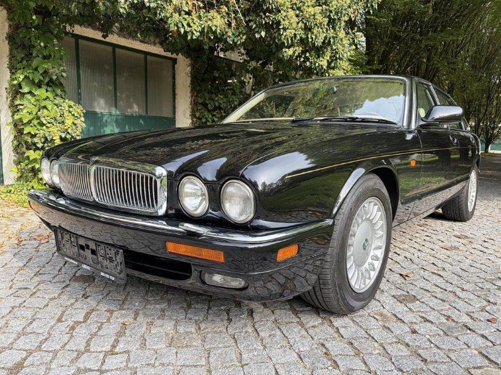 Jaguar XJR Limousine schwarz Front schräg von links