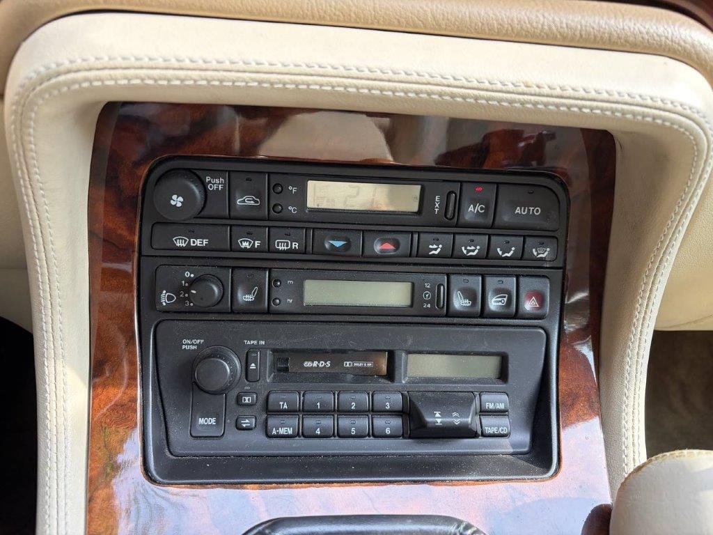 Jaguar XJR Mittelkonsole mit Klimaautomatik und Kassettenradio in Wurzelholz