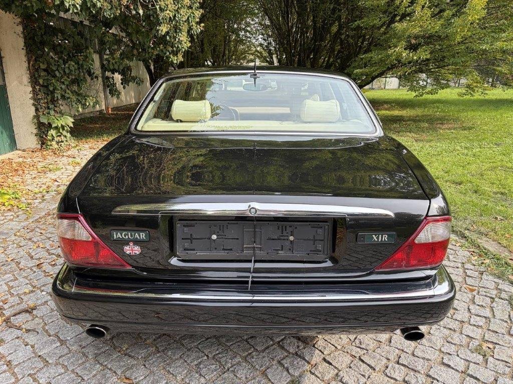 Jaguar XJR Heckansicht mit XJR-Schriftzug und Doppelrohr-Auspuff