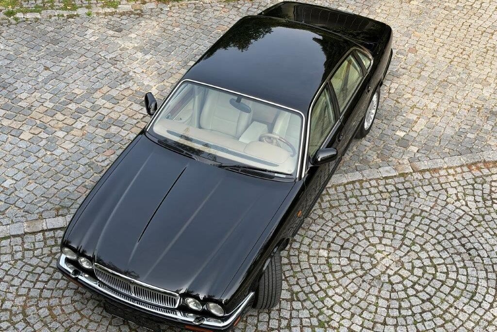 Jaguar XJR schwarz von oben mit Doppelscheinwerfern und Chromgrill