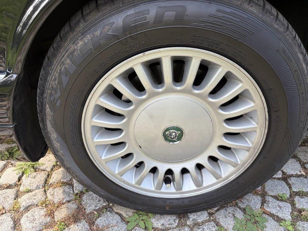 Jaguar XJR Leichtmetallfelge mit Falken-Reifen und Jaguar-Nabendeckel