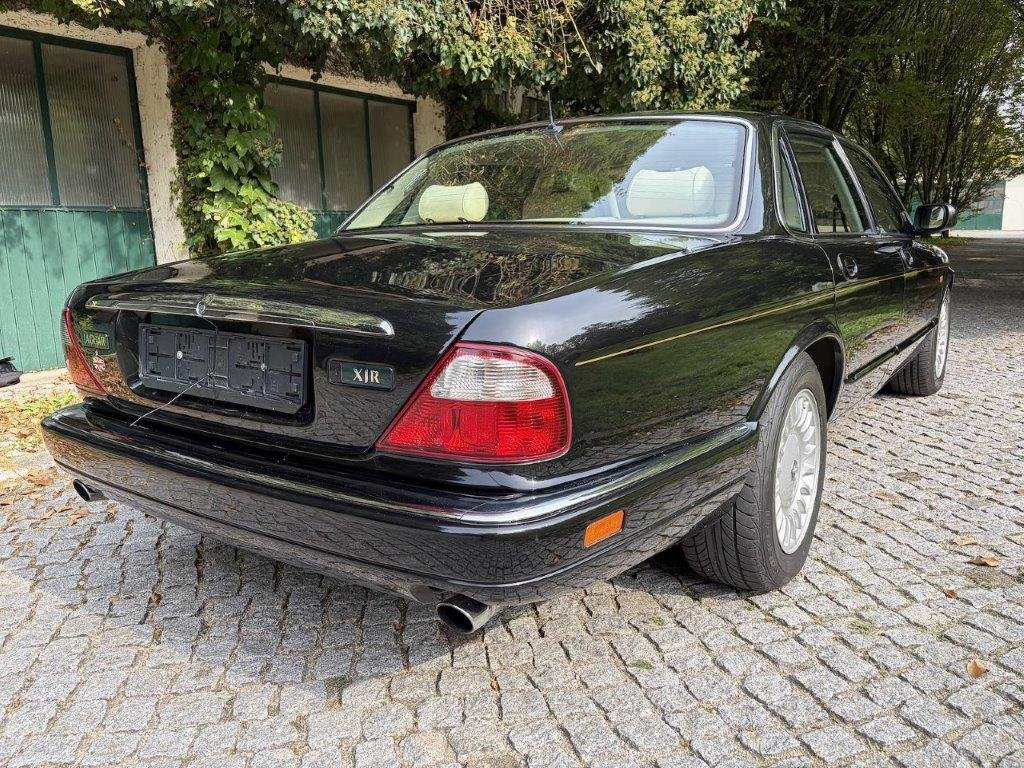 Jaguar XJR schwarz Heckansicht schräg von rechts