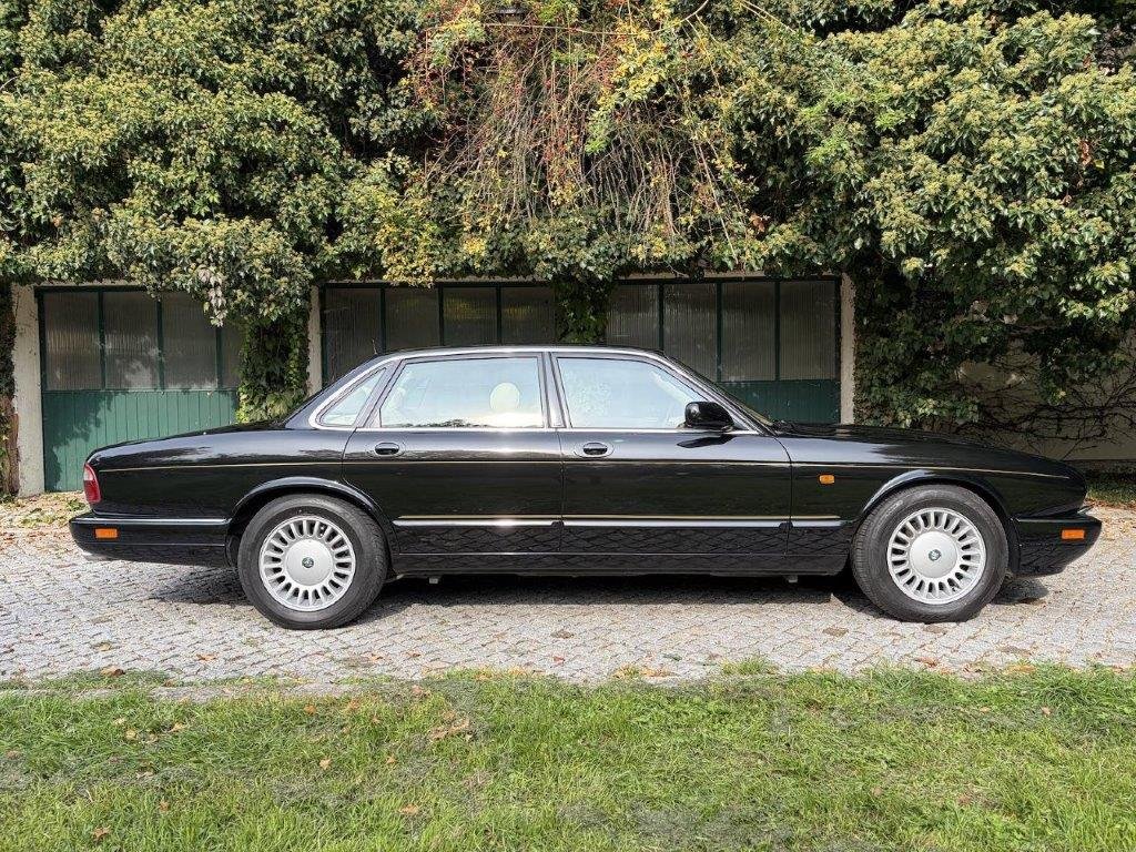 Jaguar XJR Limousine schwarz Seitenansicht mit Leichtmetallfelgen