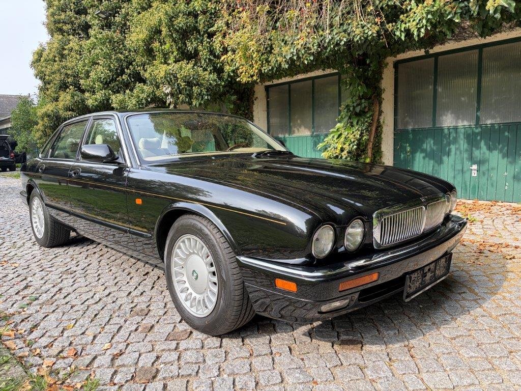 Jaguar XJR Frontansicht mit Doppelscheinwerfern und Chromgrill