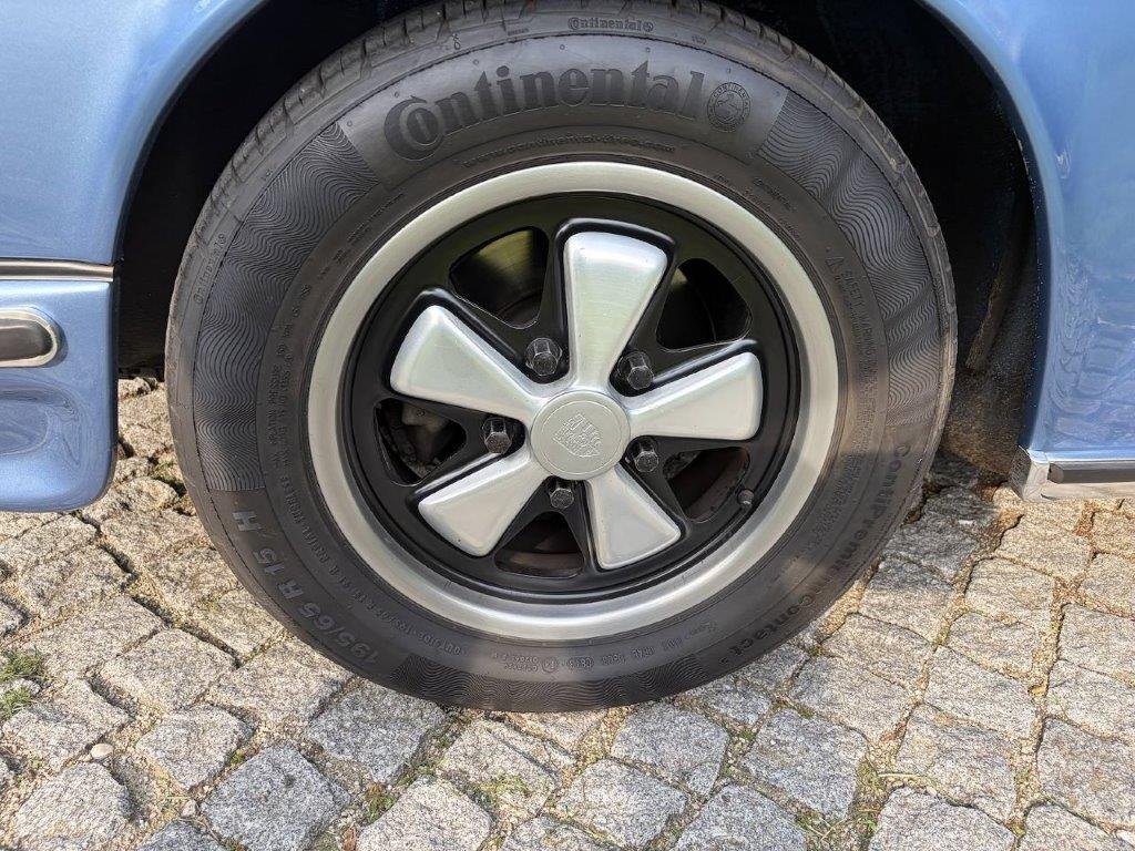Porsche 911 S Fuchs-Felge 15 Zoll mit Continental-Reifen
