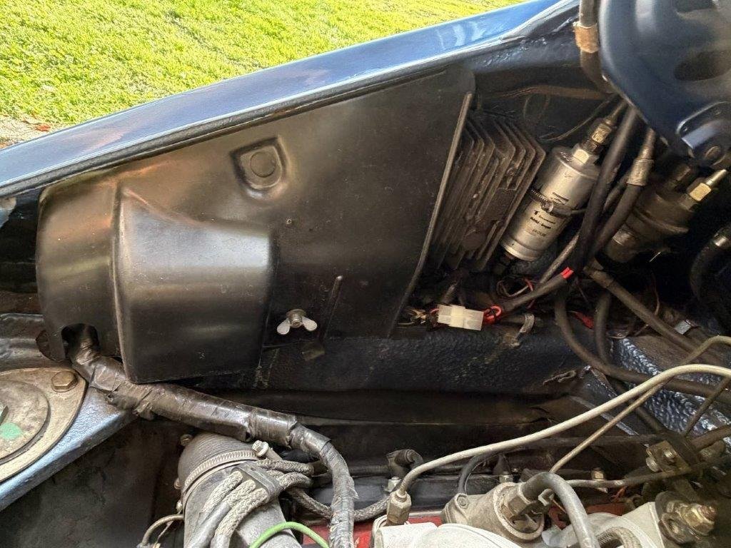 Porsche 911 S Targa Motorraum Detail mit Benzinpumpe