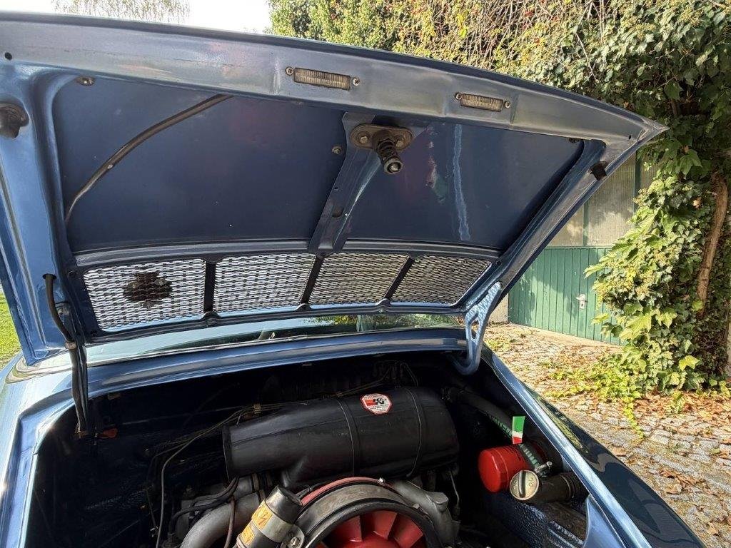 Porsche 911 S Targa geöffneter Motordeckel mit Lüftungsgitter