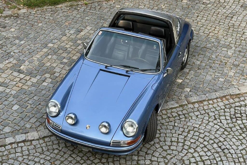 Porsche 911 S 2.2 Targa blau von oben mit Zusatzscheinwerfern