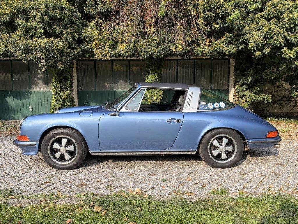 Porsche 911 S 2.2 Targa blau Seitenansicht mit Fuchs-Felgen